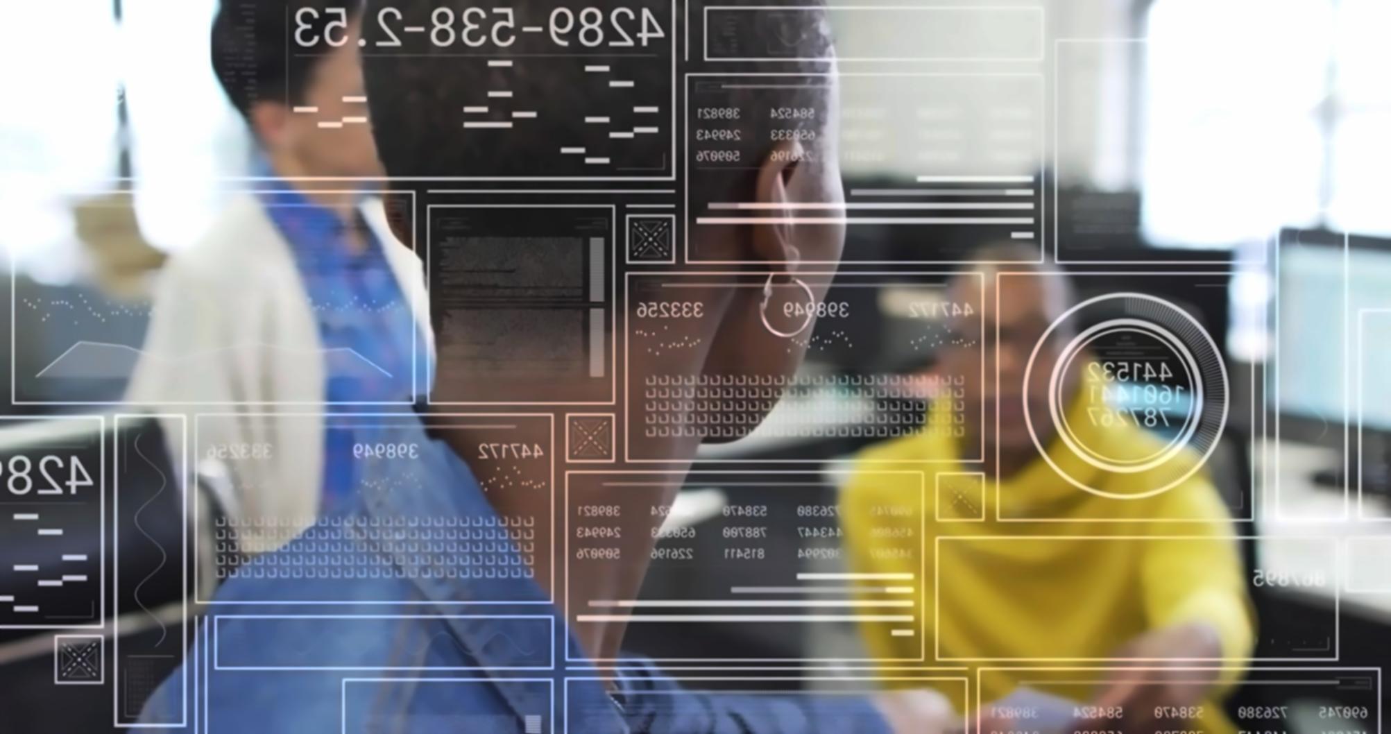 Arbeitsbereich mit mehreren Monitoren und Machine Learning Visualisierungen